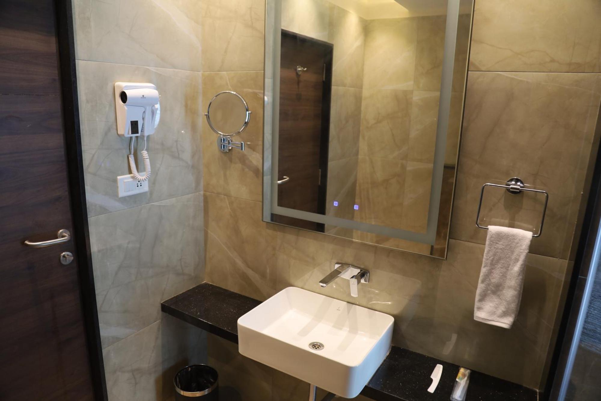 Kings Bury Inn Kumbakonam Bagian luar foto