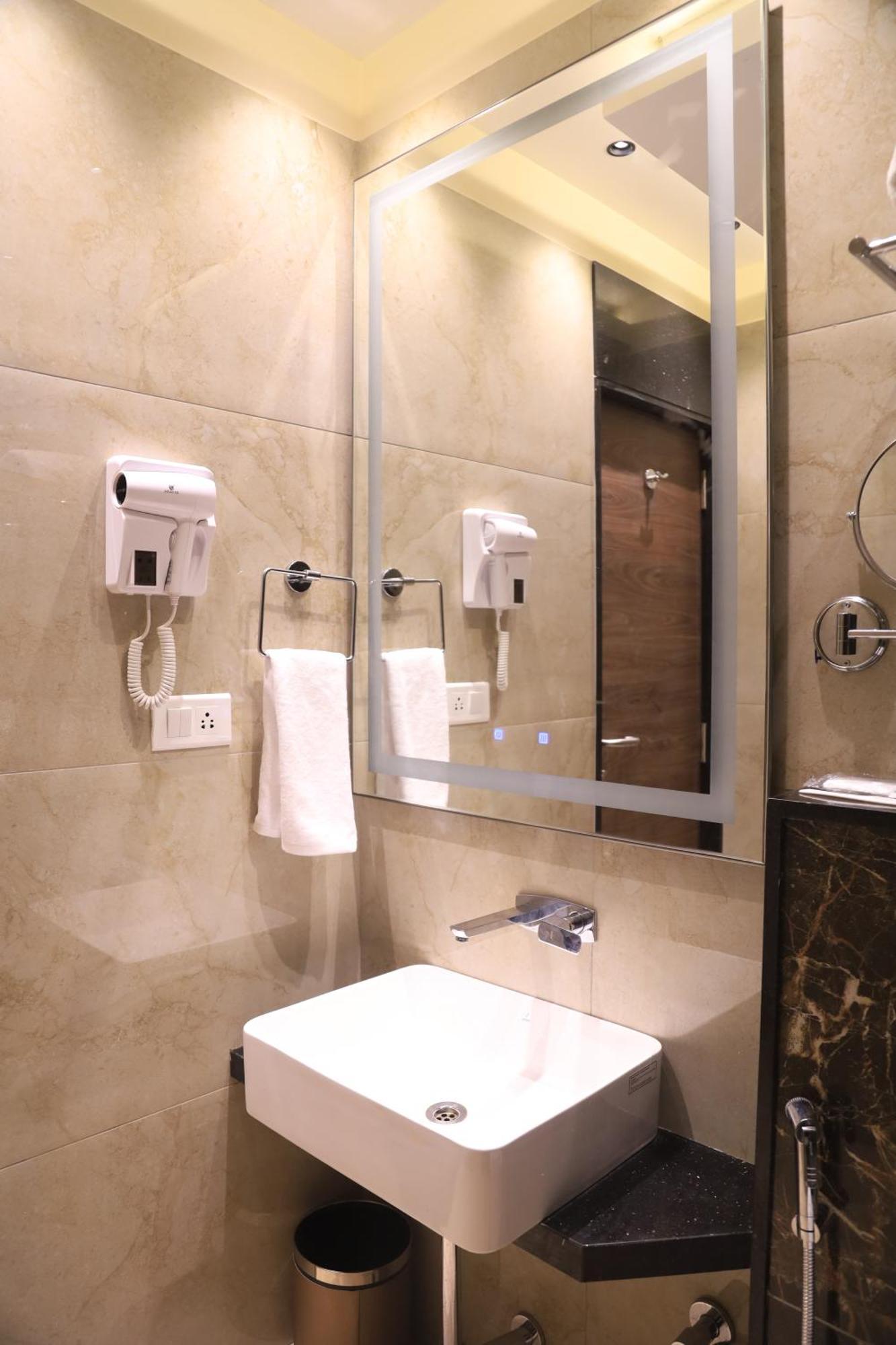 Kings Bury Inn Kumbakonam Bagian luar foto